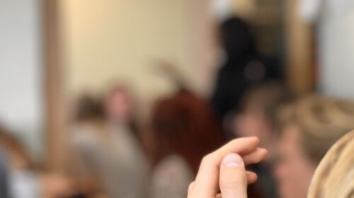 Hand uppe skolan